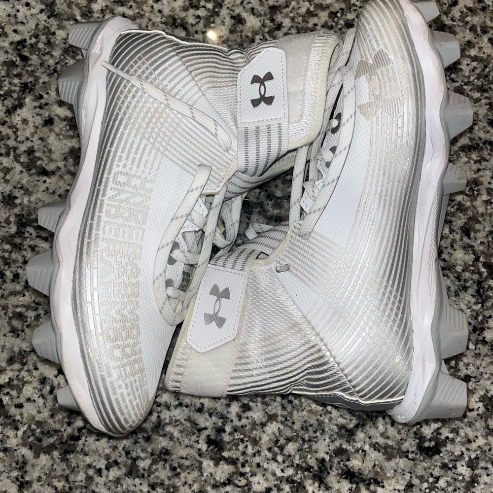 UA Football cleats EUC Size 6Y, white/gray